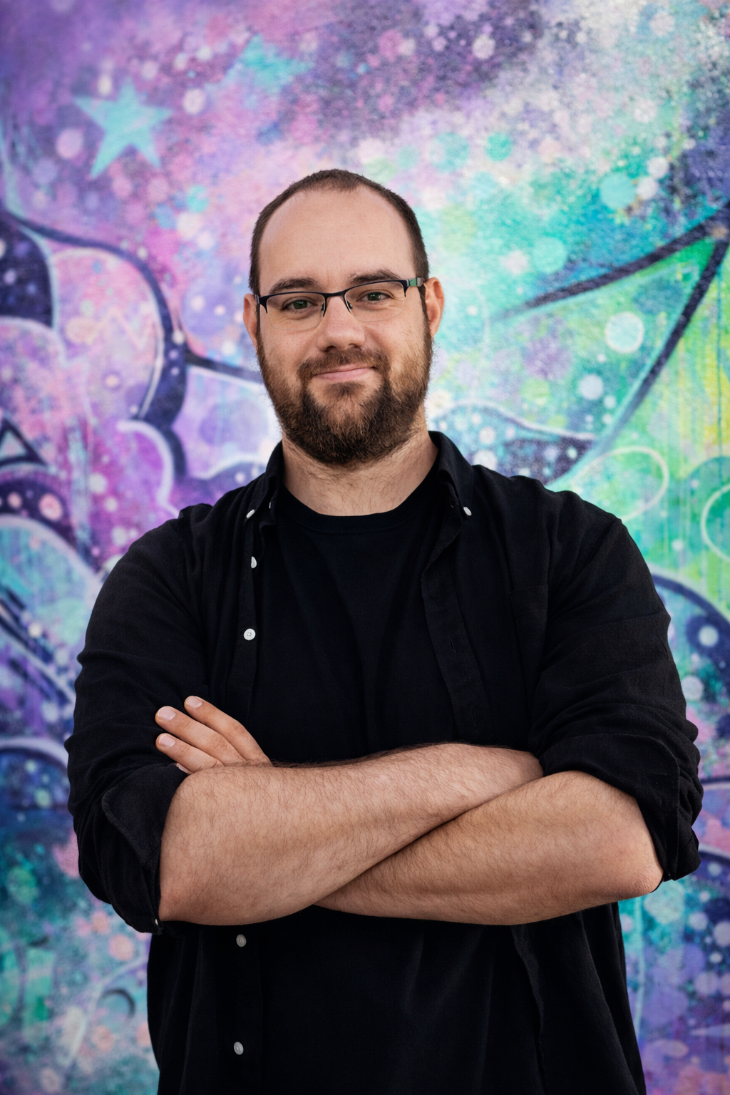 ordi Minguel, retrato profesional con fondo de graffiti urbano.