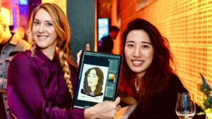 Elisa Speranza realizando caricatura digital en ordenador Dell durante evento corporativo en Fàbrica Moritz Barcelona.