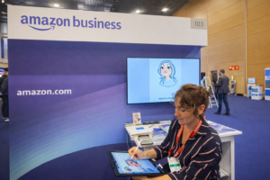 Jara Martínez realizando caricaturas digitales en vivo para Amazon Business durante feria tecnológica.